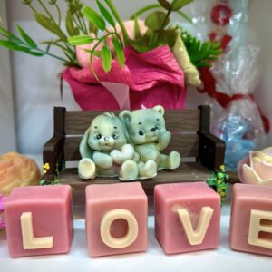 Taller de Resina Acrílica Ecológica de 2 h. + Tabla de quesos + Vino + Bombones