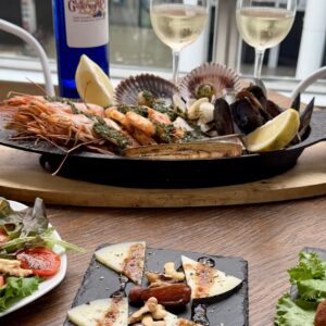 Completa Mariscada Premium para 2 personas + Entrante + Botella vino entera a elegir