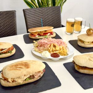 2 Bocadillos Guanches Gigantes + Bandeja de Papas Locas + 2 Bebidas
