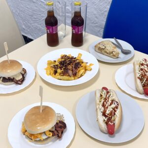 Menú para 2 con hamburguesa o perritos + papas locas + 2 bebidas + postre