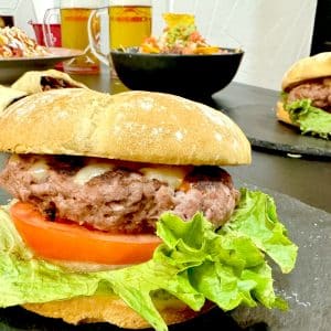 2 Hamburguesas + Papas La Típica + 2 Jarras Cerveza + 2 Combinados