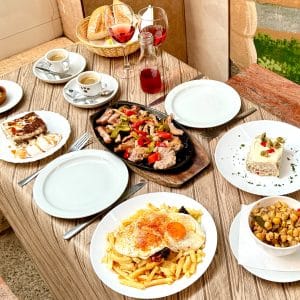 Menú para 2 de comida casera + cuarta de vino + postre + 2 cafés