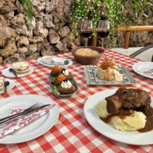 Menú para 2 con Codillo + 2 entrantes + 2 postres + 2 bebidas