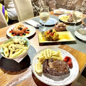 Completo menú para 2 personas en La Cueva Caprichosa