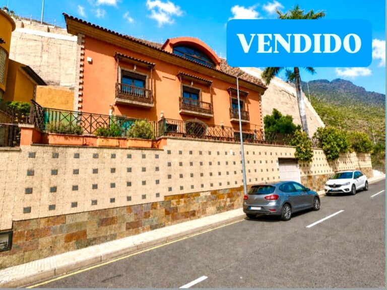 Exclusivo Chalet de Lujo con Piscina Privada en Residencial Anaga
