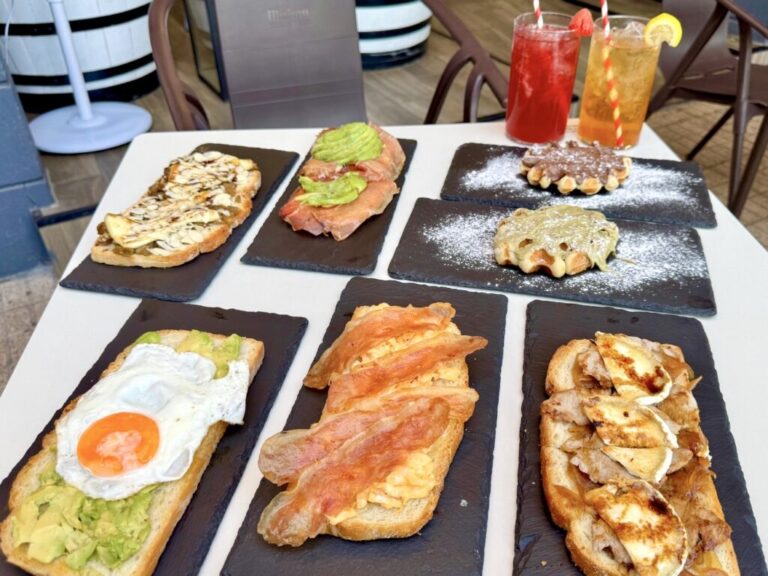 2 Tostas grandes a elegir + 2 Postres + 2 Bebidas a elegir