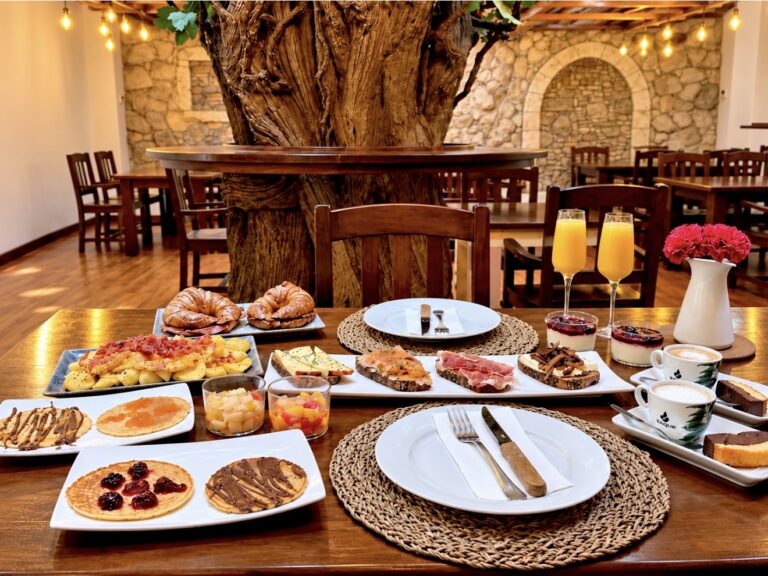Completo Brunch para 2 personas en Tasca Tapias con 13 platos + 4 bebidas