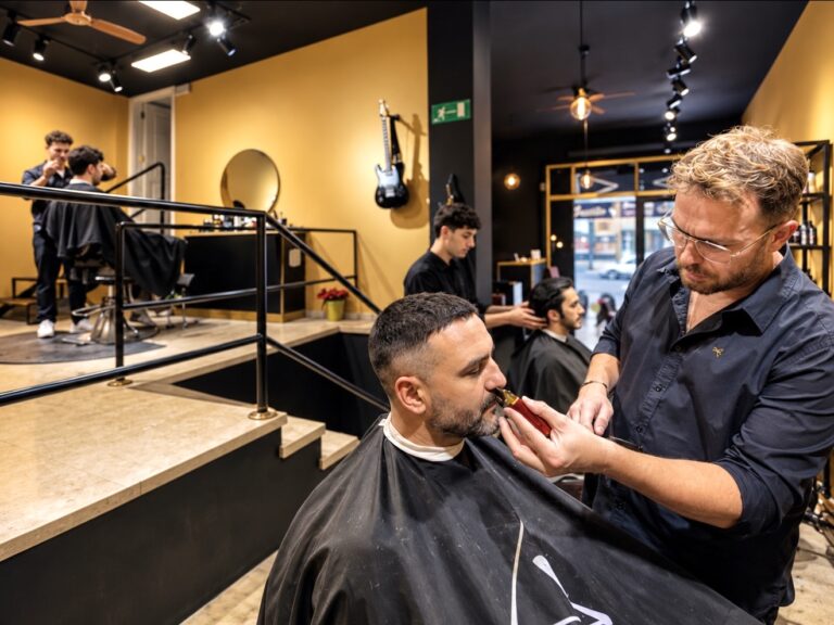 Corte de Pelo + Arreglo y Perfilado de Barba + Masaje Craneal + Café en el Centro de Santa Cruz