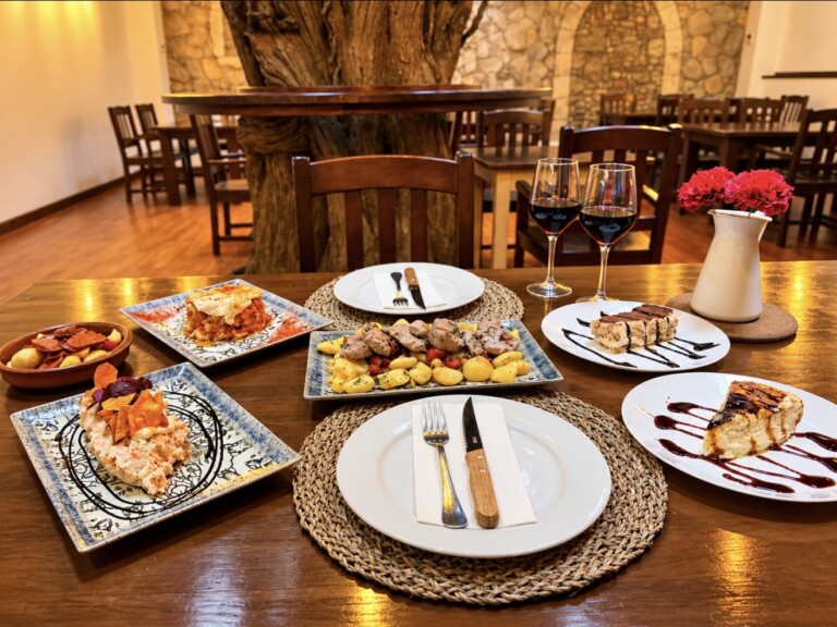 Bandeja de Solomillo con papas fritas naturales + 2 Entrantes + 2 Postres + 2 Bebidas en Tasca Tapias