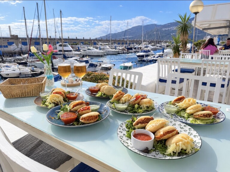 Mini Arepas ILIMITADAS para 2 personas + 2 Bebidas a elegir + 2 Barraquitos frente al Mar en Radazul