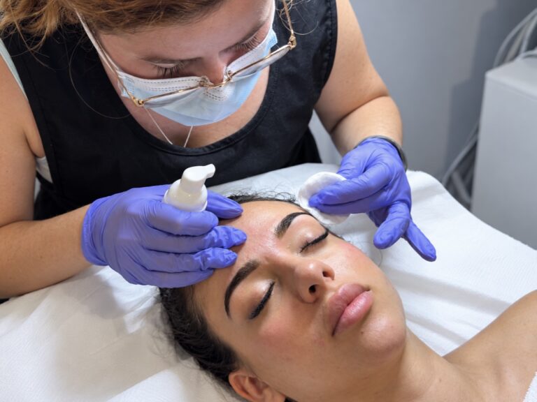 Limpieza Facial de 50min + Masaje Cráneo-Facial de 20min + Depilación y Tinte de Cejas en R&S Beauty Estetic