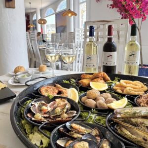 Gran parrillada de pescado para 2 + Botella de vino de la casa a elegir + 2 Postres