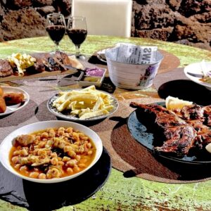 2 Entrantes + 1 Principal + 2 Bebidas + Aperitivo + Postre en La Cueva Caprichosa