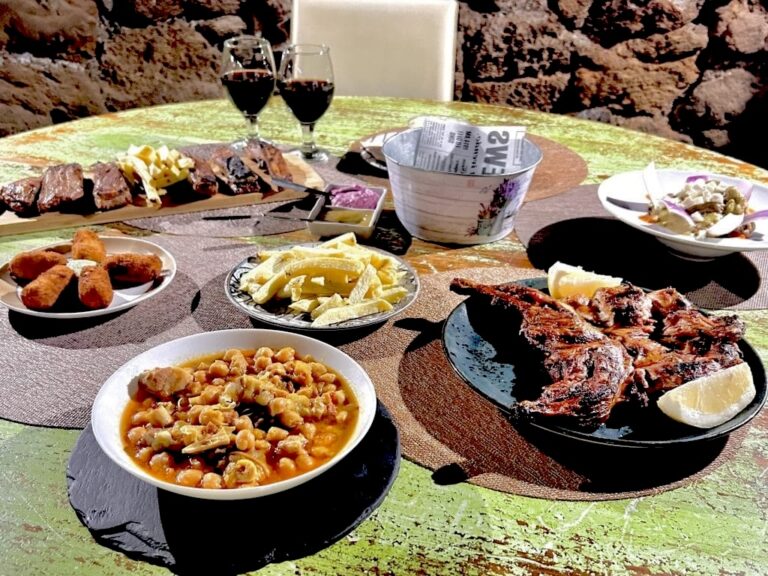 2 Entrantes + 1 Principal  + 2 Bebidas + Aperitivo + Postre en La Cueva Caprichosa