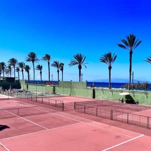 Partida de tenis de 1h + 2 raquetas y 3 pelotas + futbol billar + minigolf todo para 2 personas