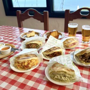 6 Arepas Asadas + 2 Bebidas + 2 Postres caseros