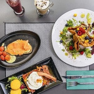 Brunch + Masaje en Pareja en el Corazón de Santa Cruz