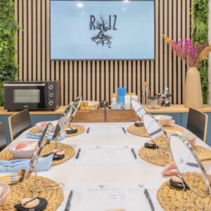 Taller de Automaquillaje + Picoteo + Tips Personalizados en Raíz Make Up